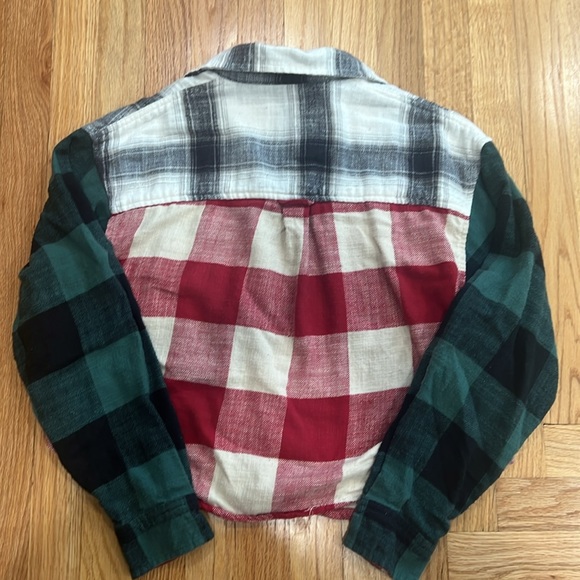 American Eagle Mutli Colored Cropped Flannel size small - Picture 3 of 3
